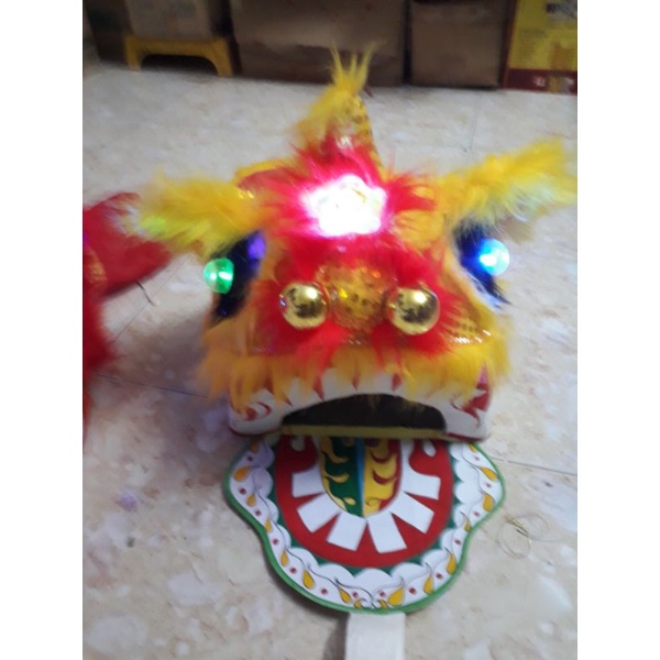 Đầu lân sư tử có pin đèn nháy sáng ở mắt có sẵn lưỡi và đuôi