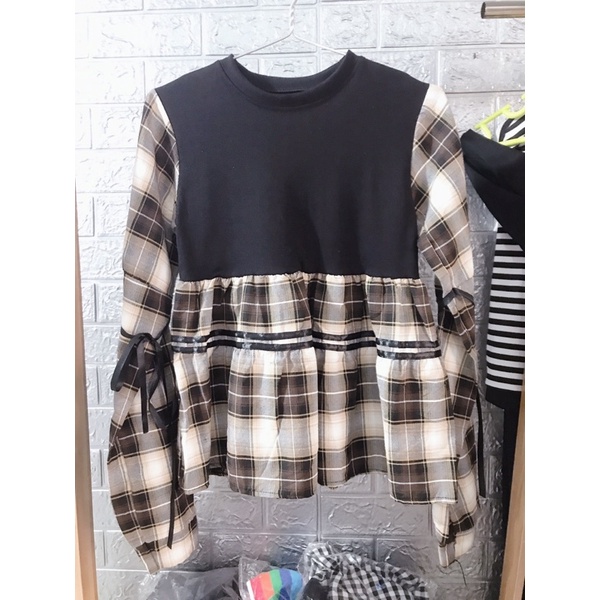 Áo thun dáng babydoll phối vải kate mềm, tay áo dài bo phồng rất đep, thêm dây thắt ở tay áo rất lạ mắt.