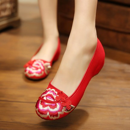 giày thêu bệt hoa đỏ