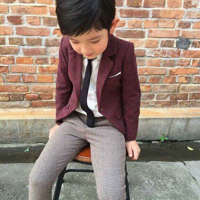 Vest chất vải nhung,bên trong lót nỉ ấm áp cho bé trai có size từ 8_28kg, tương đương với bé con từ 1_7 tuổi. Áo vest