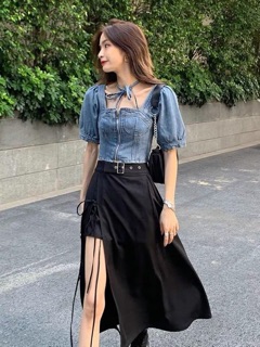 Chân váy đen xẻ vạt