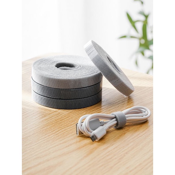 Dây dán velcro cố định cáp mạng dây điện giúp không gian gọn gàng ngăn nắp.