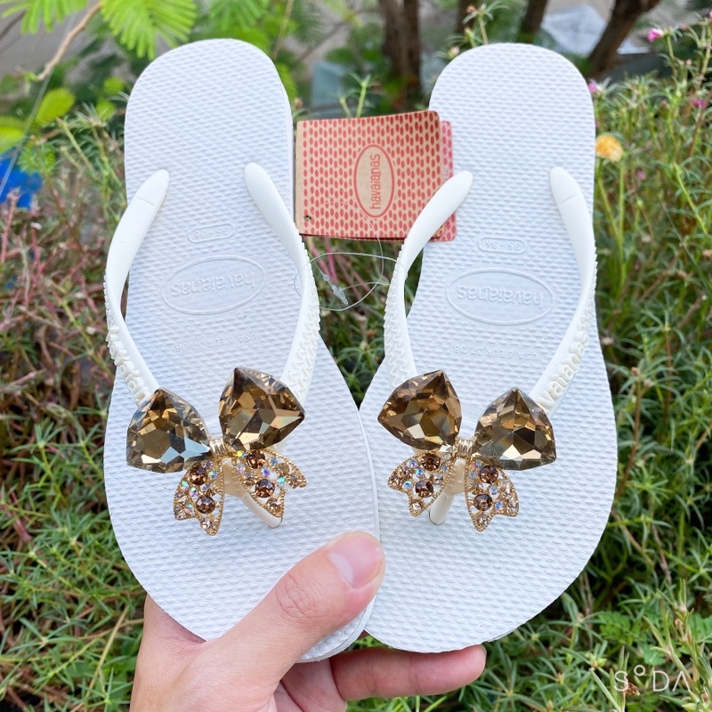 Dép xỏ ngón nữ chất liệu cao su gắn Charm Nơ Vàng