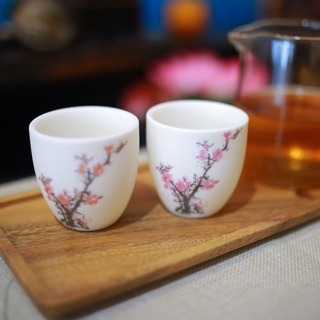 Chén uống trà sứ đức hoá, hoạ tiết hoa mận, loại sứ ngọc trắng.