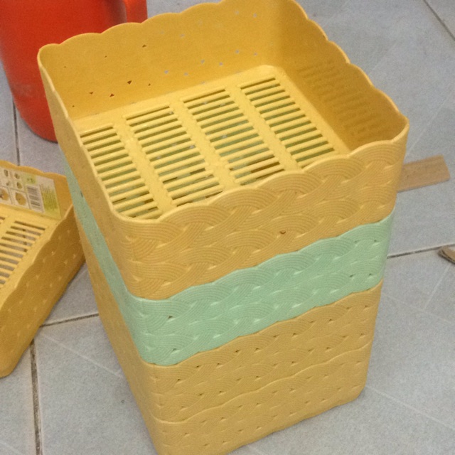 rỗ vuông đan nhựa1c (4- 13cm), màu ngẫu nhiên