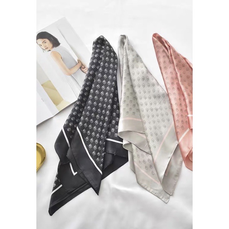 Khăn vuông đơn giản.