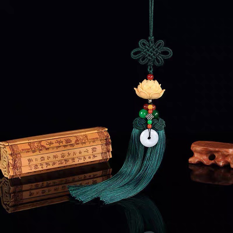 Khánh treo gương xe ô tô phong thủy hình bông sen dây tua rua may mắn mang lại bình an