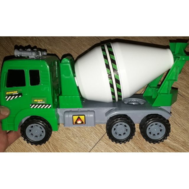 Chiếc xe bồn trộn bê tông mô hình bằng nhựa kích thước 25x15x10 cm chạy chớn