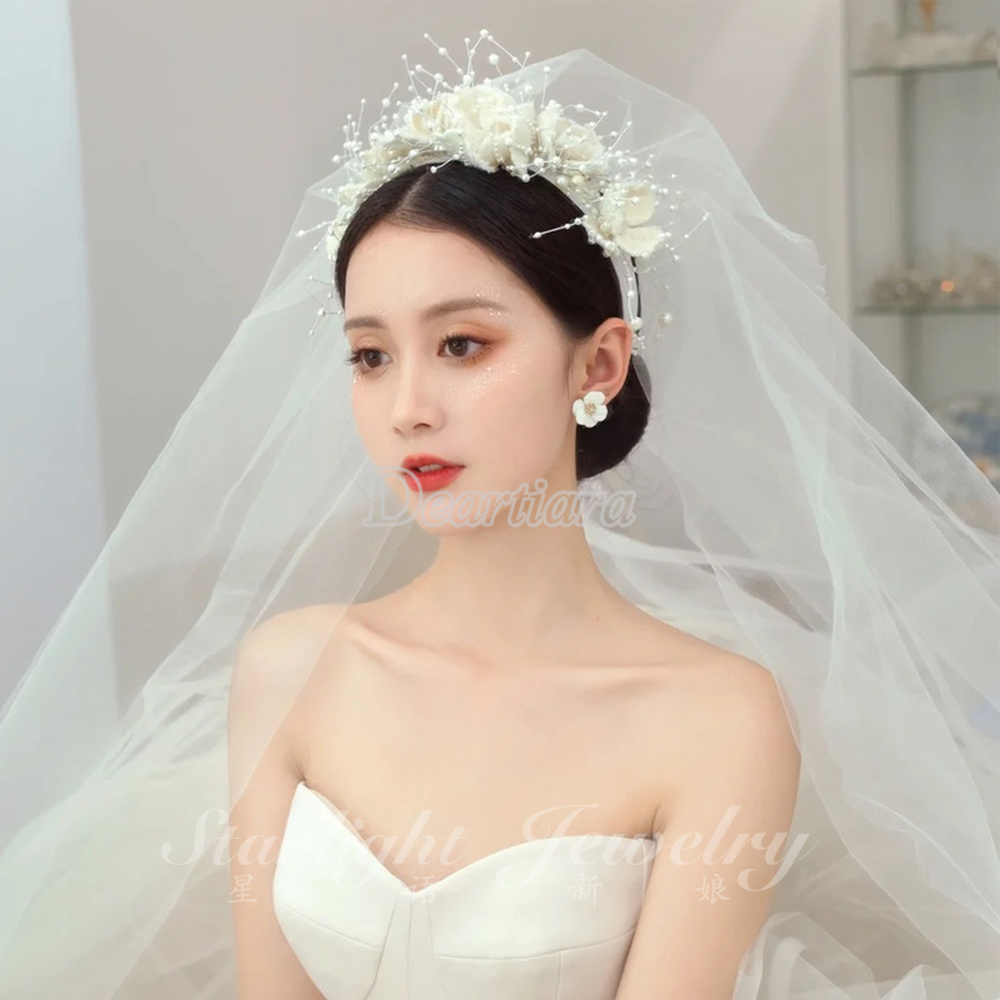 Cài tóc hình bông hoa trắng trang trí kiểu tóc cho cô dâu