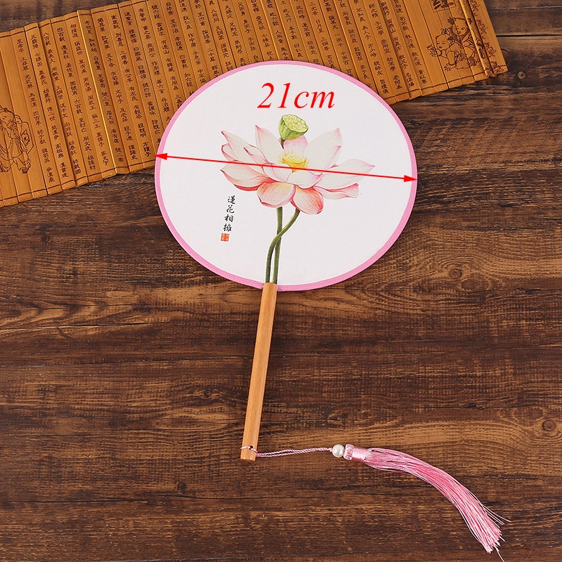 Quạt Cầm Tay Hình Tròn Phối Tua Rua In Họa Tiết Phong Cách Trung Hoa Cổ Điển Có Tay Cầm Bằng Gỗ Dùng Trang Trí