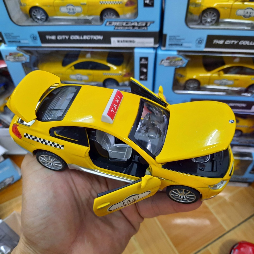 Mô hình xe ô tô taxi đồ chơi trẻ em - xe bằng kim loại tỉ lệ 1:32 có đèn và âm thanh mở được các cửa
