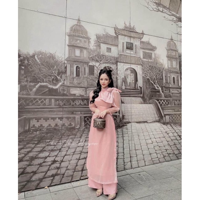 Áo dài tơ óng nơ vai, chuẩn hàng hotgirl Hà Gem nơ hoa to
