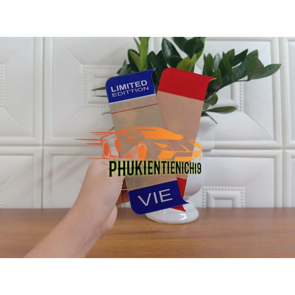 Khung biển số xe máy trang trí có logo  tấm mica ốc vít viền titan mù đế inox