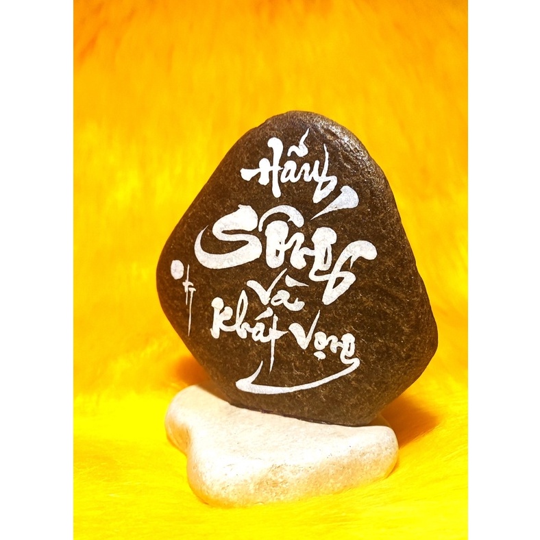 Thư pháp chữ Sống viết trên đá. Kích thước: 8x6x12cm