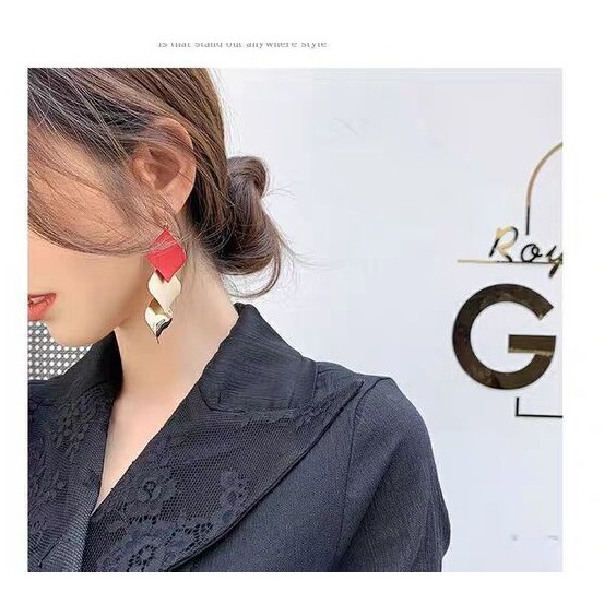 Khuyên tai rủ tông vàng sang trọng