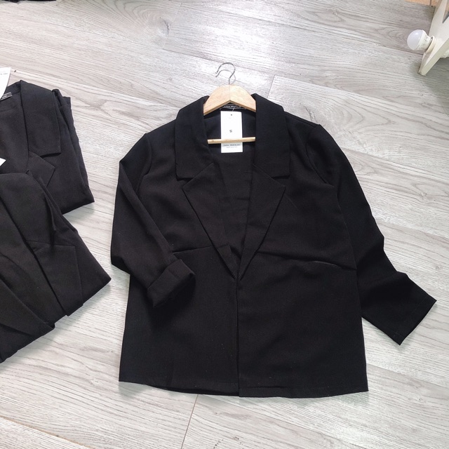 Áo vest đen 1 lớp dáng ngắn, chất cát trượt không dãn.
