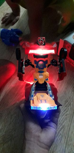 Xe mô hình chạy PIN bằng nhựa biến thành Robot có nhạc và đèn Led tặng kèm PIN