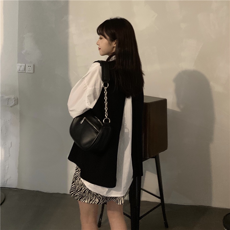 Áo len gile đen trơn cổ tròn xẻ sau + áo sơ mi trắng oversize + chân váy họa tiết sọc da báo xẻ bên