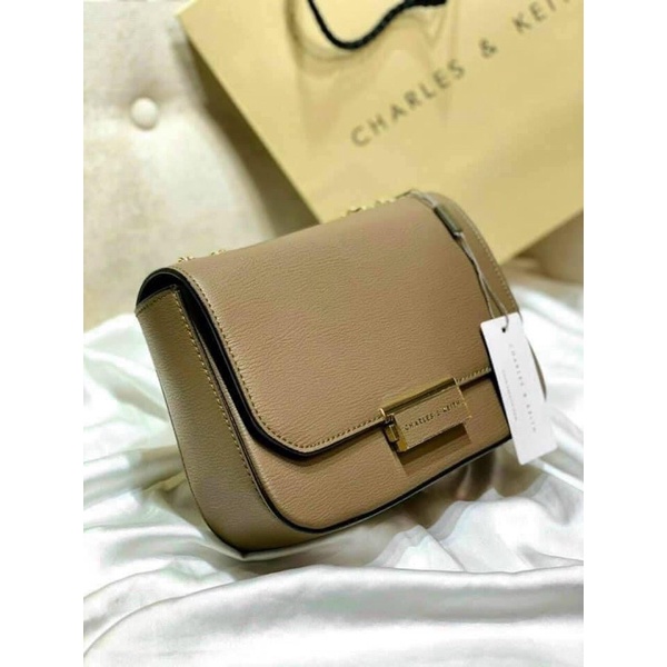 Túi Double Chain Link Crossbody_ Da sần, khóa chữ nhật kèm dây xích đeo