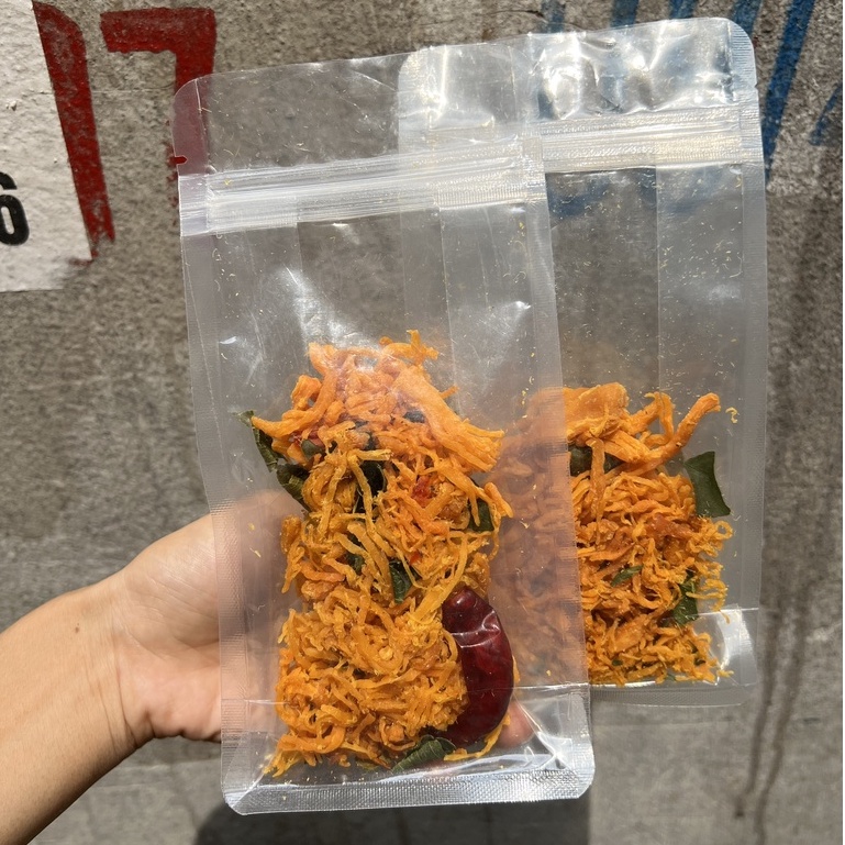 Thịt gà khô hũ 200g tiện lợi, hàng loại ngon, cay, dai vừa phải, ăn là mê
