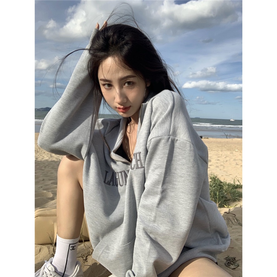 Áo nỉ tay dài cổ polo in họa tiết chữ phối khóa kéo phong cách retro Hàn Quốc cho nữ | BigBuy360 - bigbuy360.vn