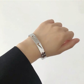 Vòng tay thép không gỉ Nike có thể điều chỉnh