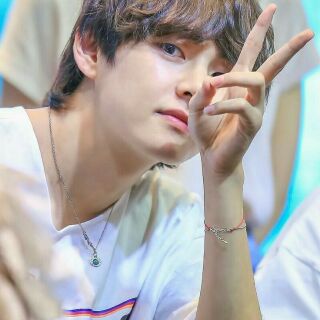 Vòng tay 2 lớp V và Jungkook