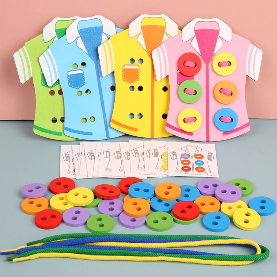 Đồ Chơi Montessori, Bộ Tập Xâu Cúc Áo Bằng Gỗ Cho Bé (Bộ 3 Áo Màu Ngẫu Nhiên)
