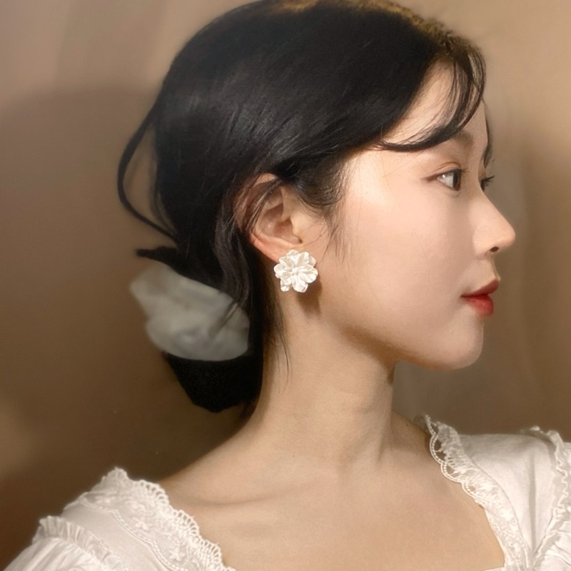 Bông tai hoa trắng ánh nhũ mã RW-937