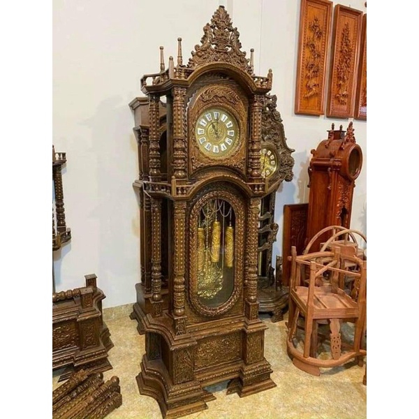 Đồng hồ gỗ mun đuôi công kích thước cao 2m 30 ngang 90 sâu 45 gỗ mun đuôi công.