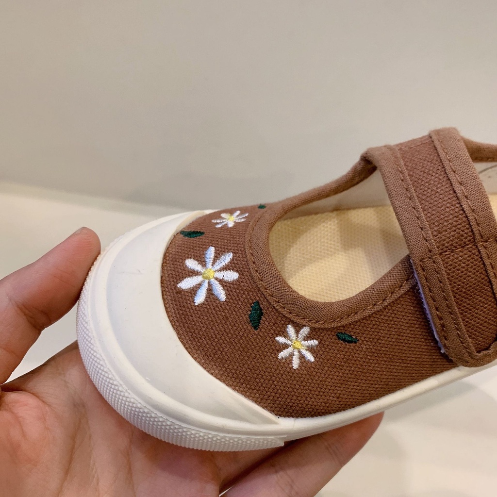 Giày vải Canvascho bé gái, phong cách hàn quốc Mũi Tròn Thêu Họa Tiết Dễ Thương Pine052