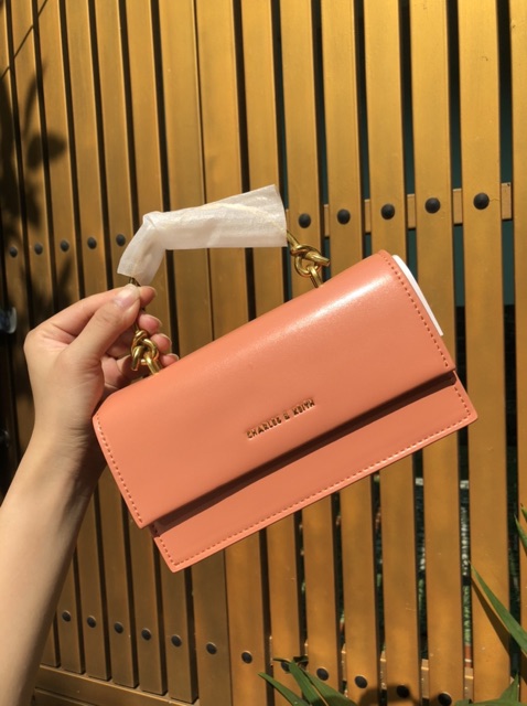 Túi xách CNK vòng kiềng xuất dư