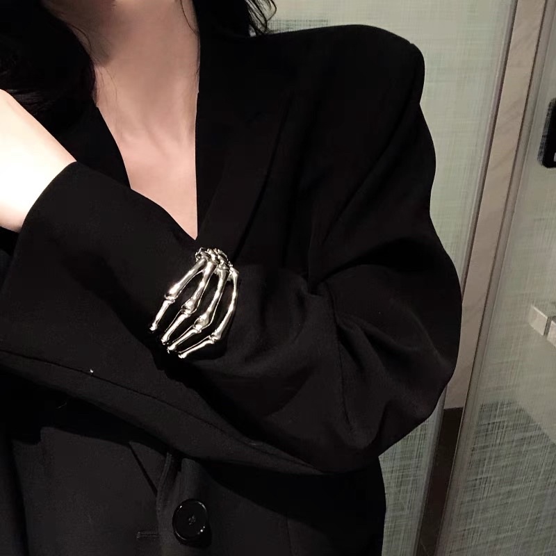 Vòng đeo hình xương bàn tay cực cá tính