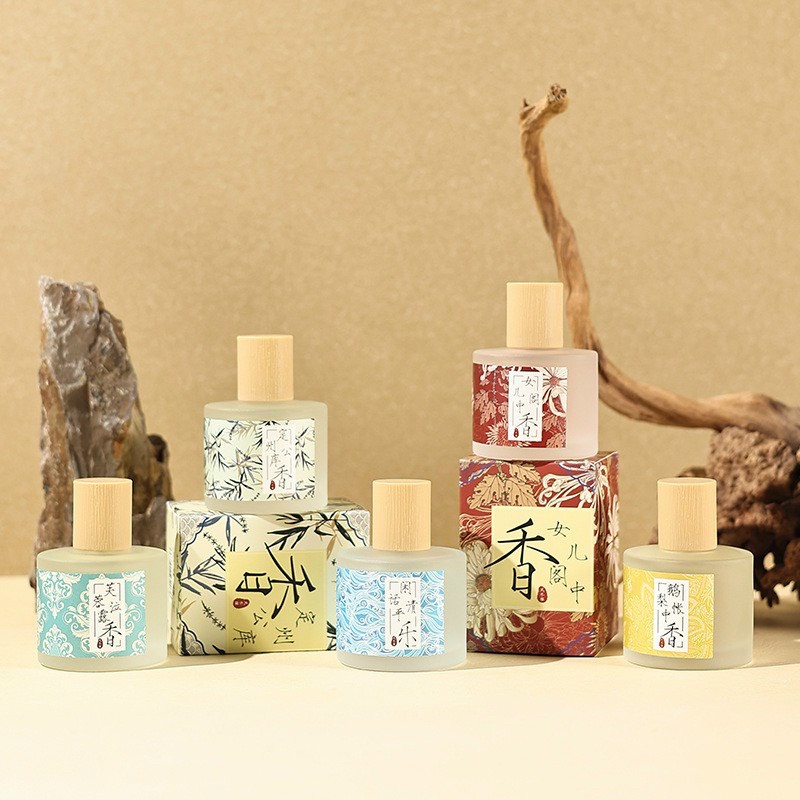 Nước hoa nắp gỗ cổ trang thơm lâu