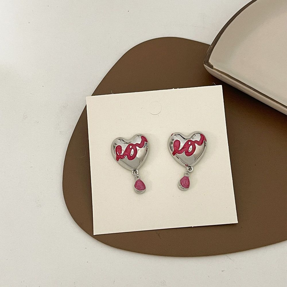 Khuyên tai hình trái tim phối tua rua cá tính cho nữ