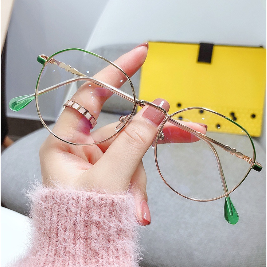 Mắt kính gọng kim loại chống ánh sáng xanh tiện dụng khi dùng cho máy tính