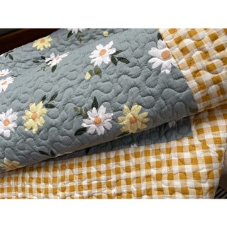 Thảm sofa hình hoa cúc phối viền kẻ vàng