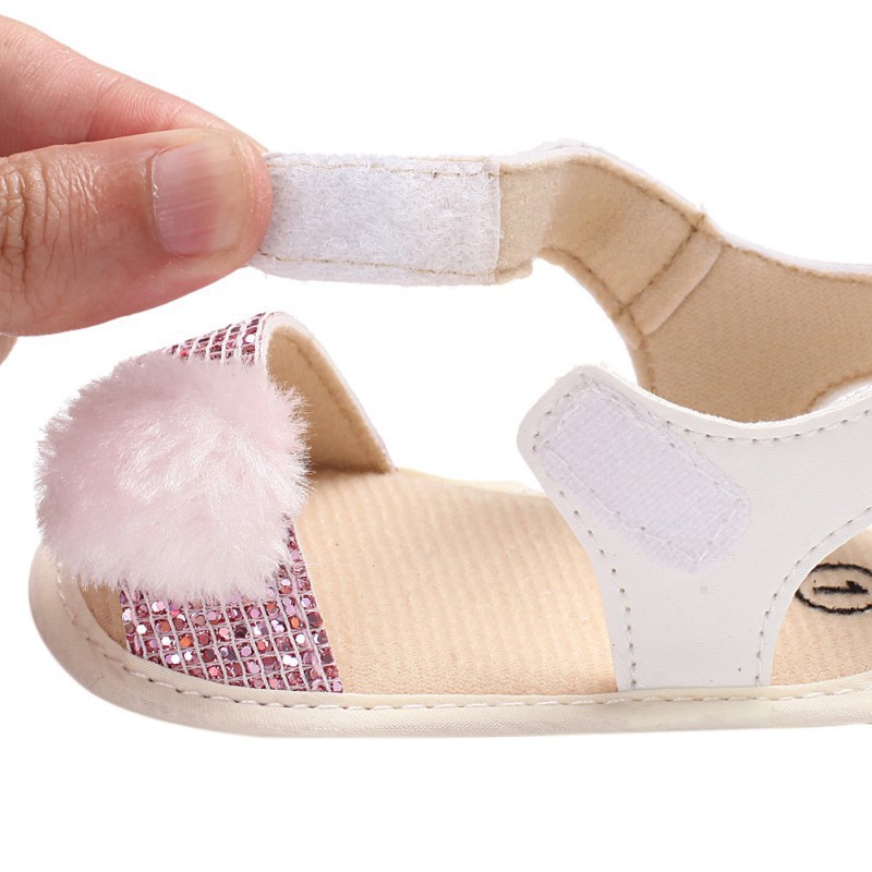 Giày sandals đính bóng lông xinh xắn cho bé