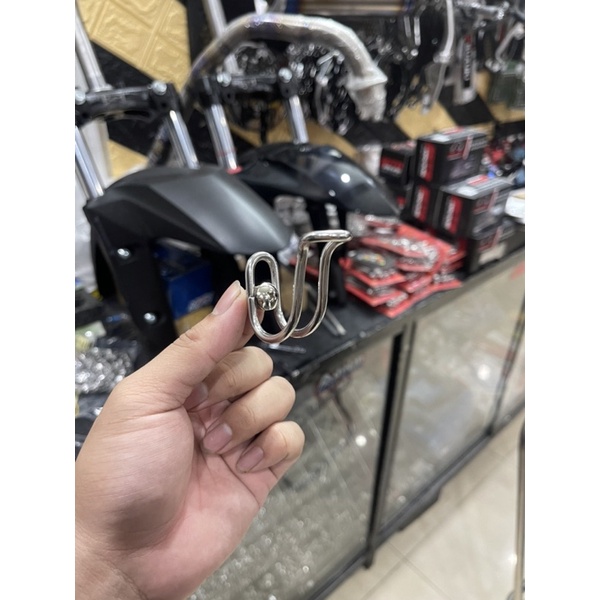 Móc treo đồ inox gắn xe máy