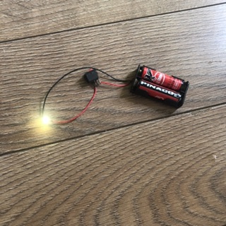 Ổ pin 3v, đèn led DIY nhà búp bê
