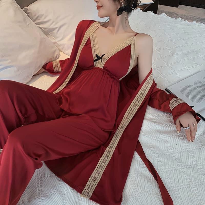 Bộ pyzama silk satin 3 món Lại đem đến cho chị em những set đồ ngủ vừa sexy quyến rũ, lại vừa kín đáo lịch sự trong khôn