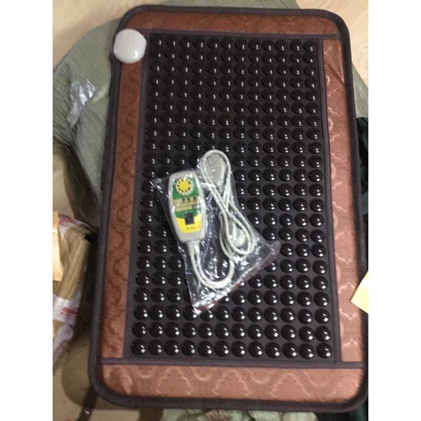 thảm đá điện 50 x80 cm kèm tặng 1 lọ tinh đau cổ cồn thông . Mua 2 thảm tặng thêm 1 lọ cao xương khớp.