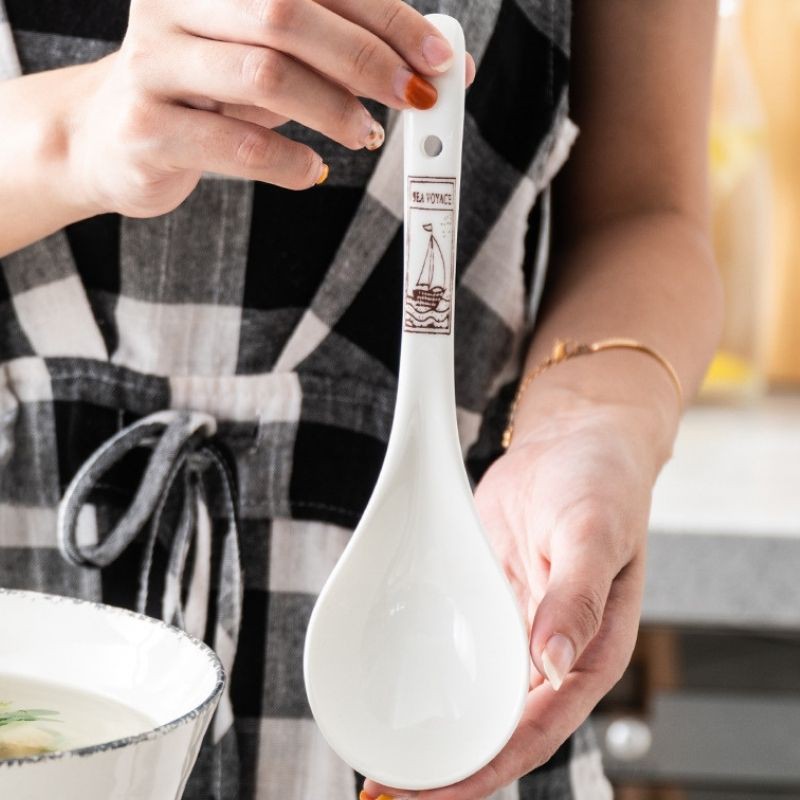 Muỗng canh - muôi canh sứ trắng - với nhiều hoạ tiết dứa, lạc, tem, lá và hoa quả xinh xắn