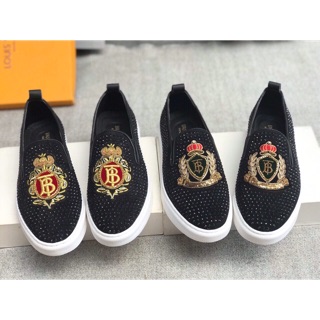 GIÀY LƯỜI SLIPON NAM ĐẾ TRẮNG Da MÀU ĐEN ĐÍNH ĐÁ  HOẠ TIẾT LOGO ĐI ÊM NĂNG ĐỘNG TRẺ TRUNG HÀNG CAO CẤP