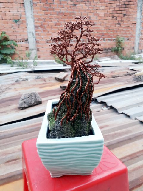 Cây bonsai handmade bằng dây đồng.