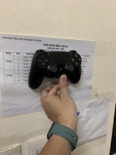 Đế tay cầm PS4 treo tường