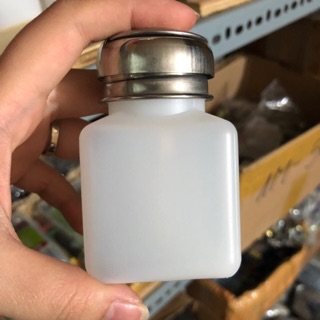 Hộp đựng nước rửa mạch.