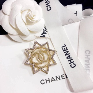 Cài áo Chanel hình sao đính đá