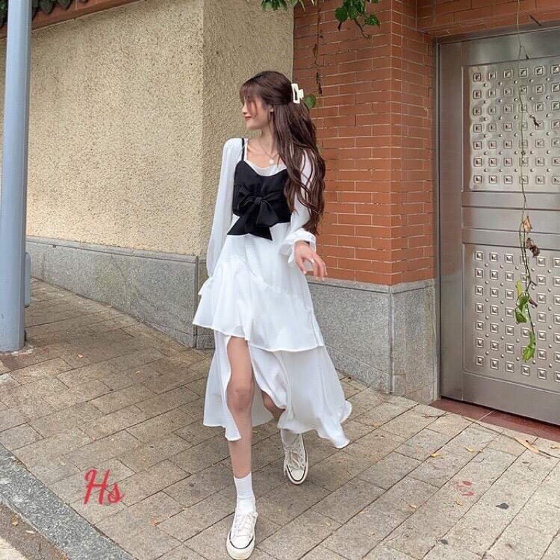 Váy trắng dài tay cổ vuông 2 tầng sẻ và yếm 2 dây đen thắt nơ điệu, có từ size S-XL