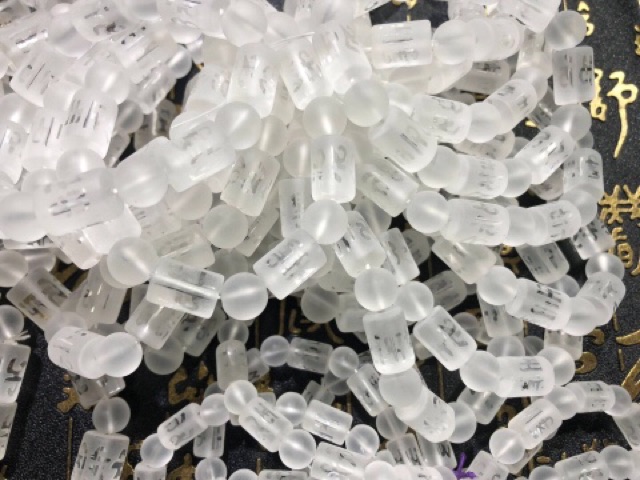 Vòng tay trắng khắc Om Mani cho người mệnh thủy